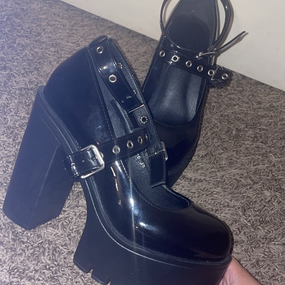 Hey ! I’m selling these because they aren’t really my style. - Picture 2 of 2